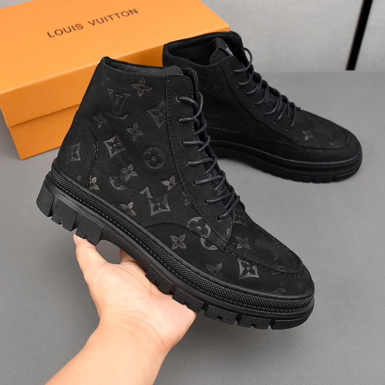 PP leather 240 gross 260👟👟👟LOUIS VUITTON LV donkey brand new thick-soled lace-up big-toe shoes men's casual shoes high-top short boots. These boots are made of waterproof nubuck to create a lightweight and comfortable shoe body. The trendy attitude of being both strong and soft makes it an everyday choice. ✔Upper: imported nubuck leather ✔Lining: sheepskin or wool ✔Outsole: molded outsole Size: 38-44